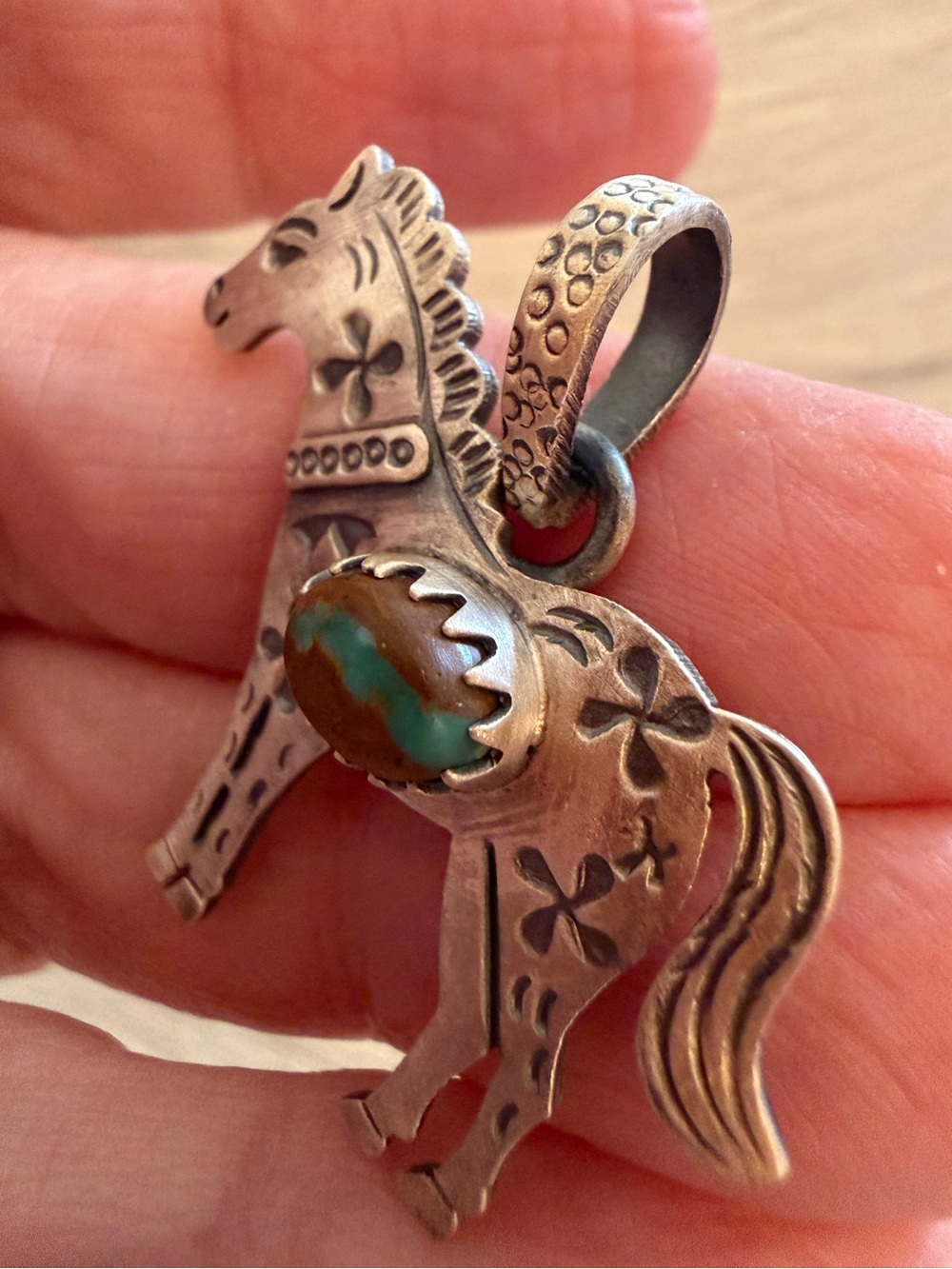 ❤️ Royston Ribbon Turquoise Hand Stamped Sterling 925 Decorative Horse Pendant - Picture 10 of 15